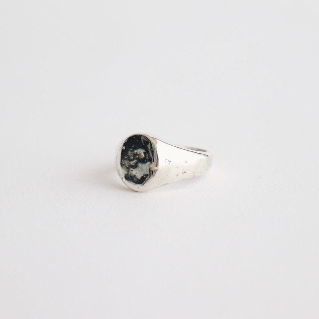 STATE HOUSE OVAL SIGNET RING / HAMMERED #SILVER/WHITE FINISH [OJ-AC02]