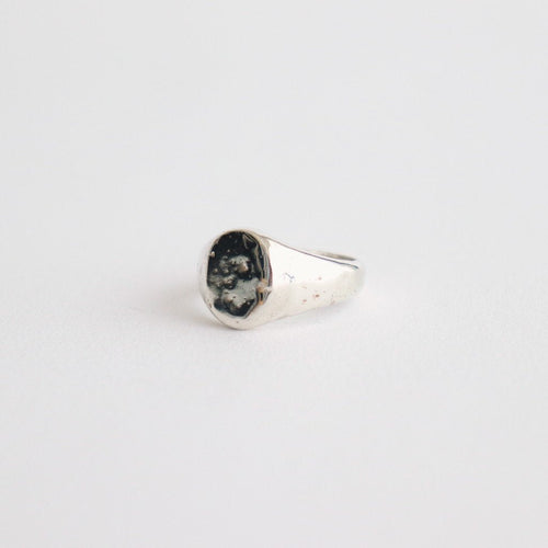 STATE HOUSE OVAL SIGNET RING / HAMMERED #SILVER/WHITE FINISH [OJ-AC02]