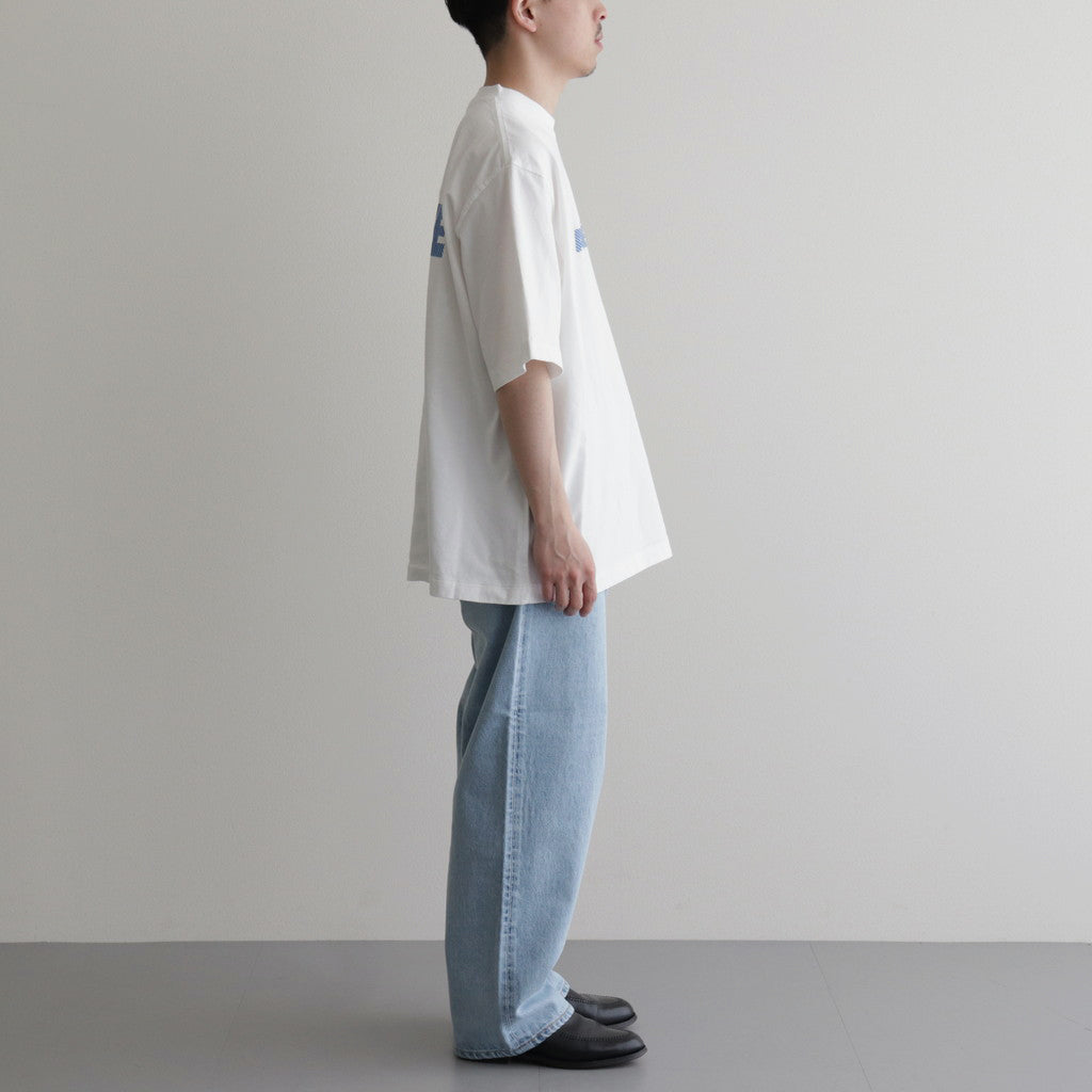 ARMEE Print Tee WIDE #White×Blue-Reflector [bROOTS24S34C]
