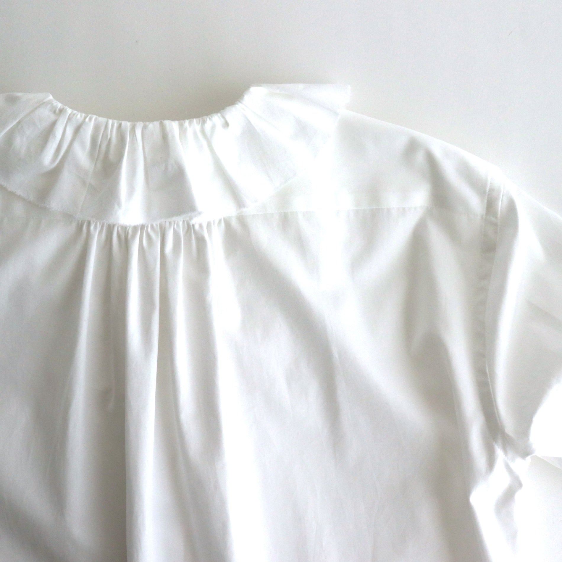 BOURRIENNE COTTON TYPEWRITER RUFFLE BL / NAMI #WHITE [16851 50110]