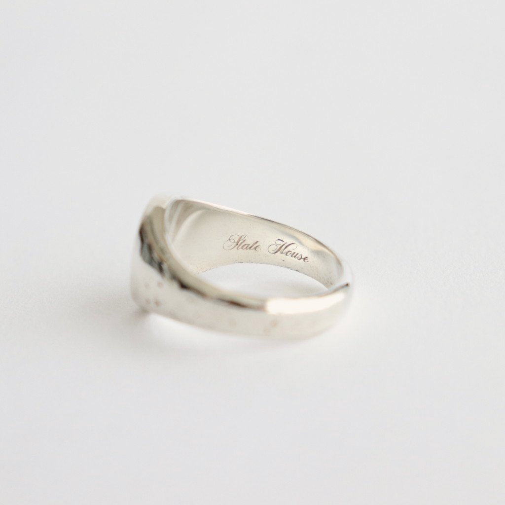 STATE HOUSE OVAL SIGNET RING / HAMMERED #SILVER/WHITE FINISH [OJ-AC02]