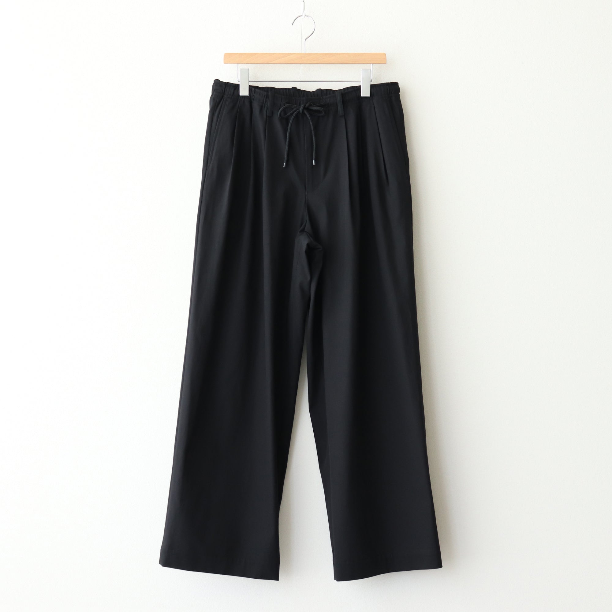 TRIPLE PLEATED EASY TROUSERS #BLACK [A25A05PT03C]