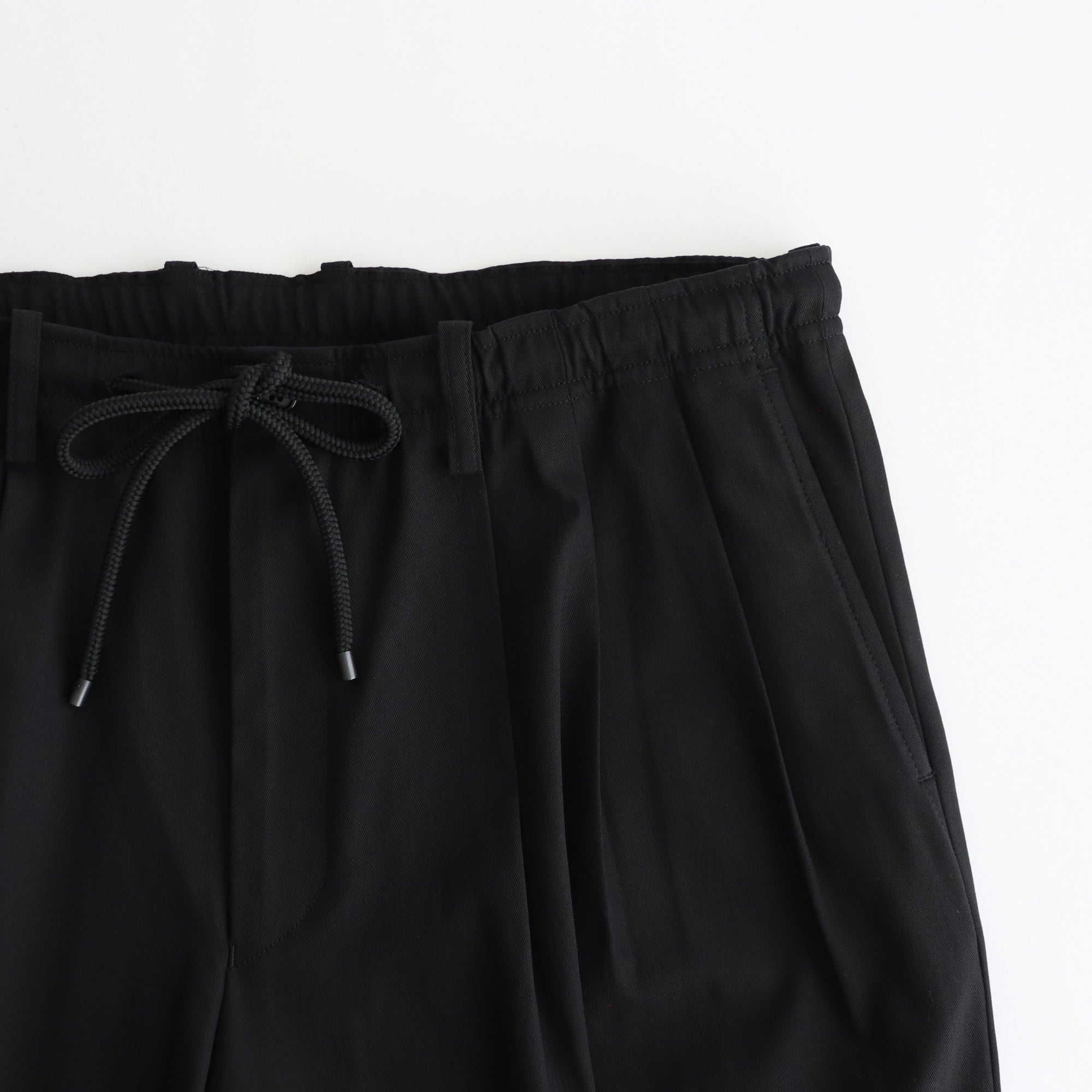 TRIPLE PLEATED EASY TROUSERS #BLACK [A25A05PT03C]